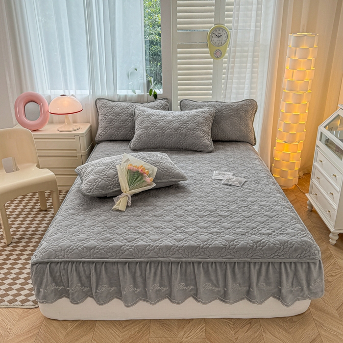 91家纺网 家纺一手货源 找家纺 布柔 2025新款加厚刺绣花边夹棉牛奶绒床裙款床笠 麦穗灰