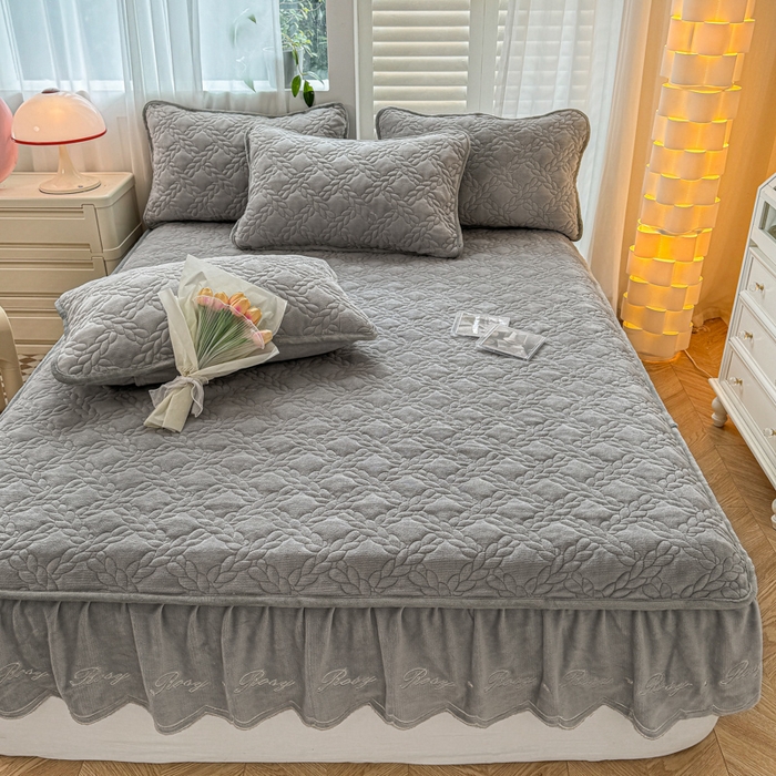 91家纺网 家纺一手货源 找家纺 布柔 2025新款加厚刺绣花边夹棉牛奶绒床裙款床笠 麦穗灰