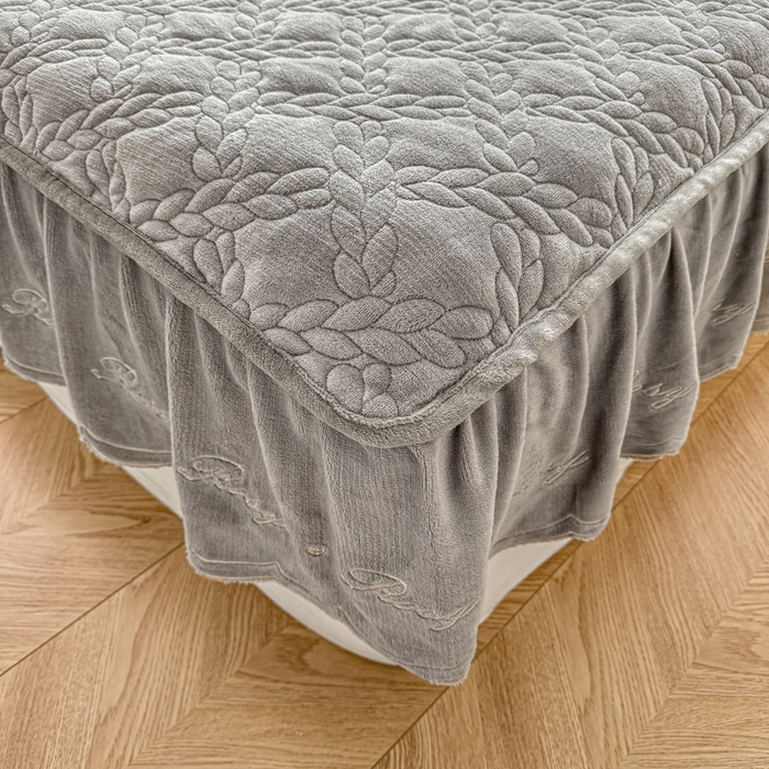 91家纺网 家纺一手货源 找家纺 布柔 2025新款加厚刺绣花边夹棉牛奶绒床裙款床笠 麦穗灰