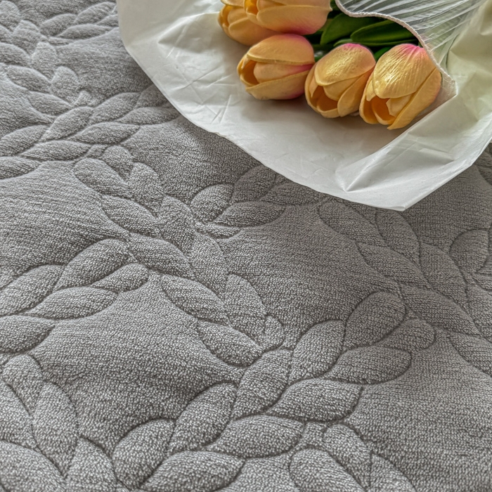 91家纺网 家纺一手货源 找家纺 布柔 2025新款加厚刺绣花边夹棉牛奶绒床裙款床笠 麦穗灰