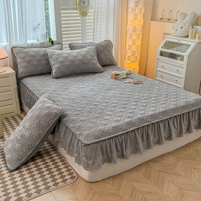 91家纺网 家纺一手货源 找家纺 布柔 2025新款加厚刺绣花边夹棉牛奶绒床裙款床笠 麦穗灰