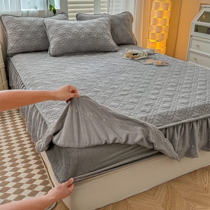 91家纺网 家纺一手货源 找家纺 布柔 2025新款加厚刺绣花边夹棉牛奶绒床裙款床笠 麦穗灰