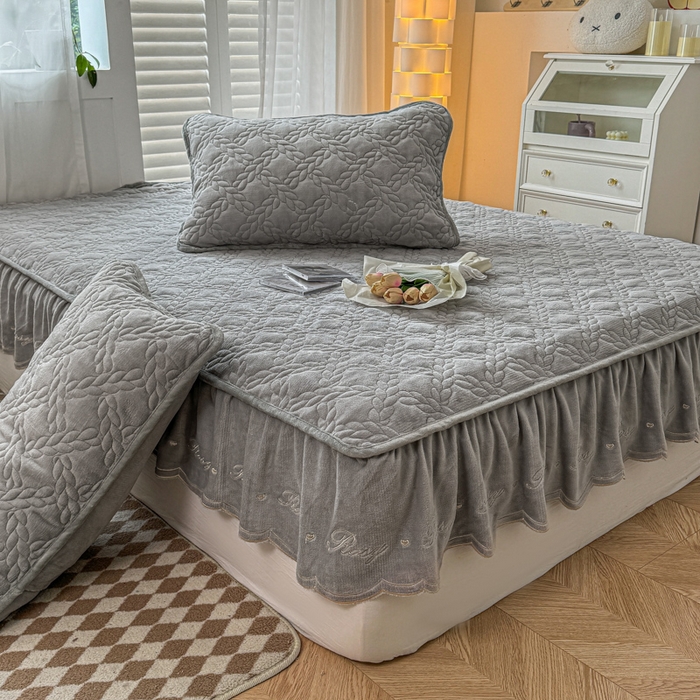 91家纺网 家纺一手货源 找家纺 布柔 2025新款加厚刺绣花边夹棉牛奶绒床裙款床笠 麦穗灰