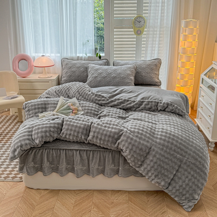 91家纺网 家纺一手货源 找家纺 布柔 2025新款加厚刺绣花边夹棉牛奶绒床裙款床笠 麦穗灰