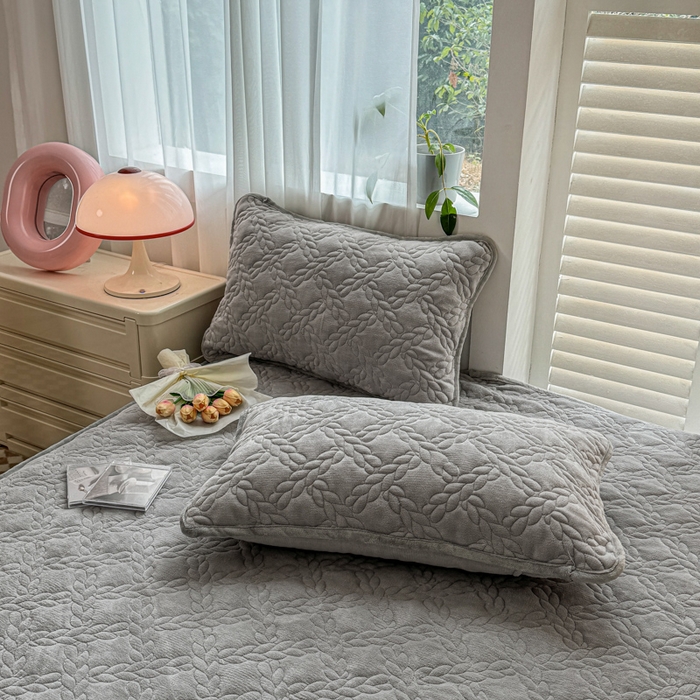 91家纺网 家纺一手货源 找家纺 布柔 2025新款加厚刺绣花边夹棉牛奶绒床裙款床笠 麦穗灰