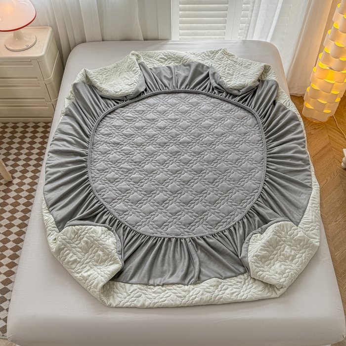 91家纺网 家纺一手货源 找家纺 布柔 2025新款加厚刺绣花边夹棉牛奶绒床裙款床笠 麦穗灰