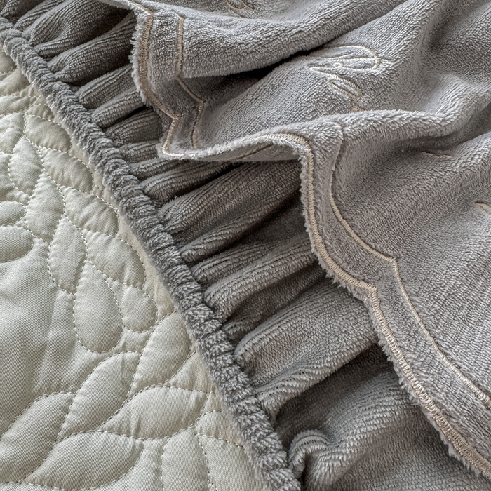 91家纺网 家纺一手货源 找家纺 布柔 2025新款加厚刺绣花边夹棉牛奶绒床裙款床笠 麦穗灰