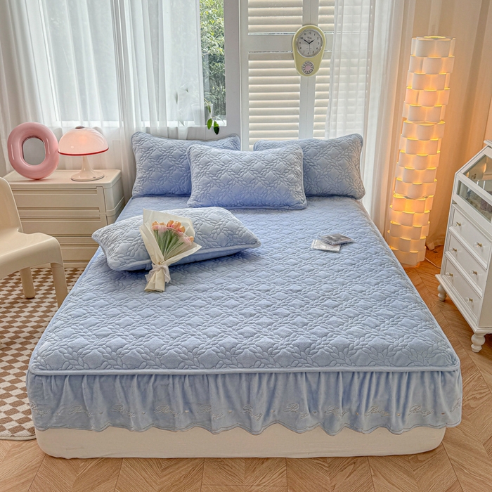 91家纺网 家纺一手货源 找家纺 布柔 2025新款加厚刺绣花边夹棉牛奶绒床裙款床笠 麦穗天蓝