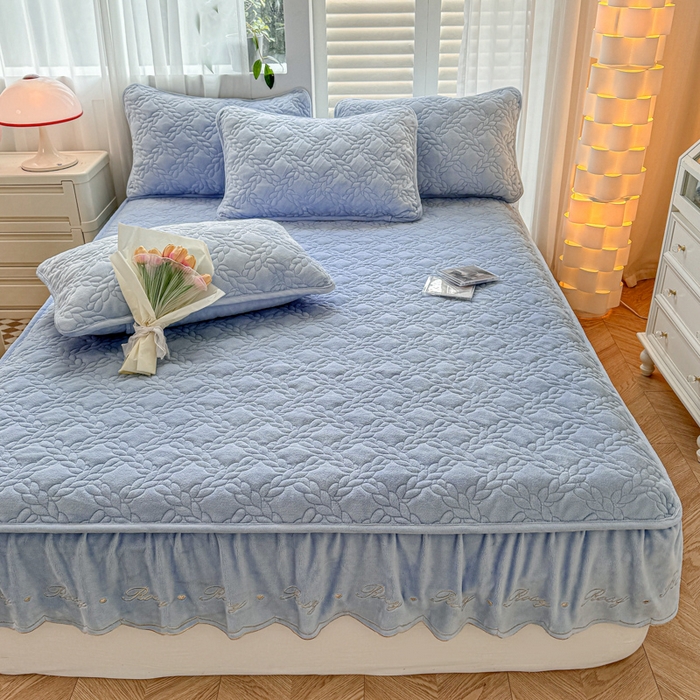 91家纺网 家纺一手货源 找家纺 布柔 2025新款加厚刺绣花边夹棉牛奶绒床裙款床笠 麦穗天蓝