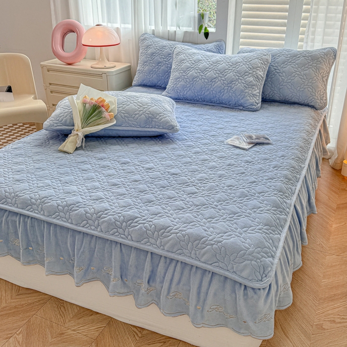 91家纺网 家纺一手货源 找家纺 布柔 2025新款加厚刺绣花边夹棉牛奶绒床裙款床笠 麦穗天蓝