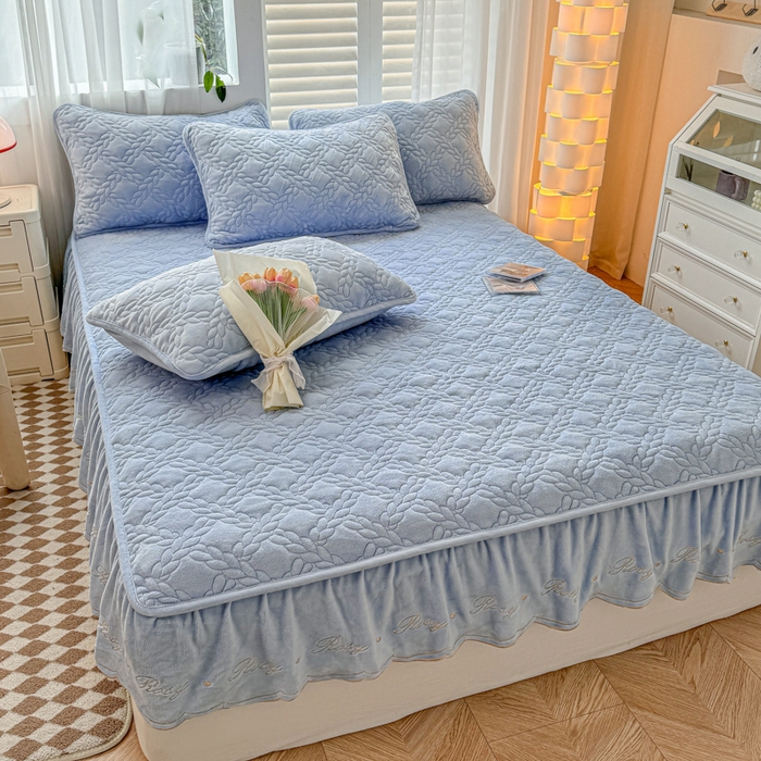 91家纺网 家纺一手货源 找家纺 布柔 2025新款加厚刺绣花边夹棉牛奶绒床裙款床笠 麦穗天蓝