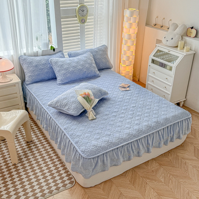 91家纺网 家纺一手货源 找家纺 布柔 2025新款加厚刺绣花边夹棉牛奶绒床裙款床笠 麦穗天蓝