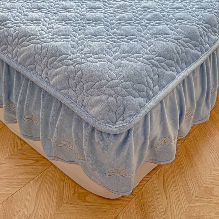 91家纺网 家纺一手货源 找家纺 布柔 2025新款加厚刺绣花边夹棉牛奶绒床裙款床笠 麦穗天蓝