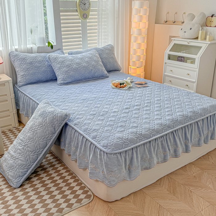 91家纺网 家纺一手货源 找家纺 布柔 2025新款加厚刺绣花边夹棉牛奶绒床裙款床笠 麦穗天蓝