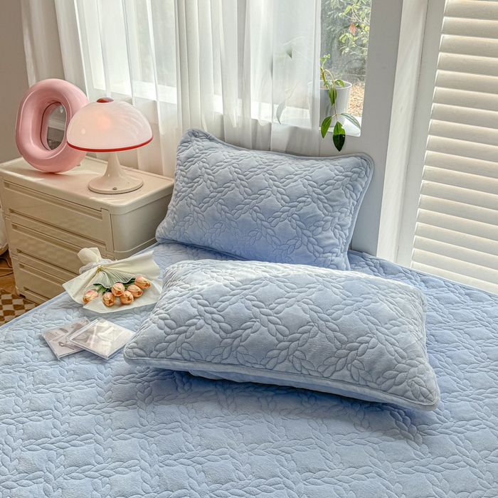 91家纺网 家纺一手货源 找家纺 布柔 2025新款加厚刺绣花边夹棉牛奶绒床裙款床笠 麦穗天蓝