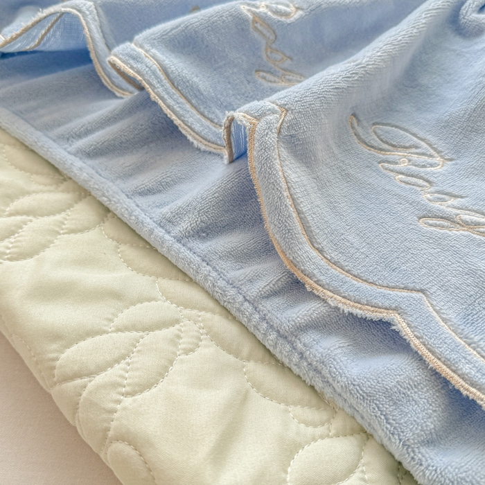 91家纺网 家纺一手货源 找家纺 布柔 2025新款加厚刺绣花边夹棉牛奶绒床裙款床笠 麦穗天蓝