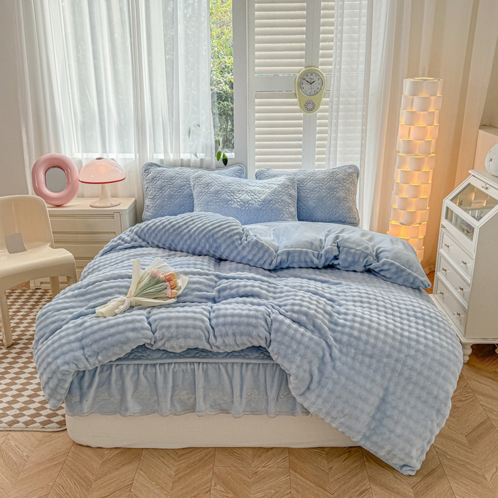 91家纺网 家纺一手货源 找家纺 布柔 2025新款加厚刺绣花边夹棉牛奶绒床裙款床笠 麦穗天蓝