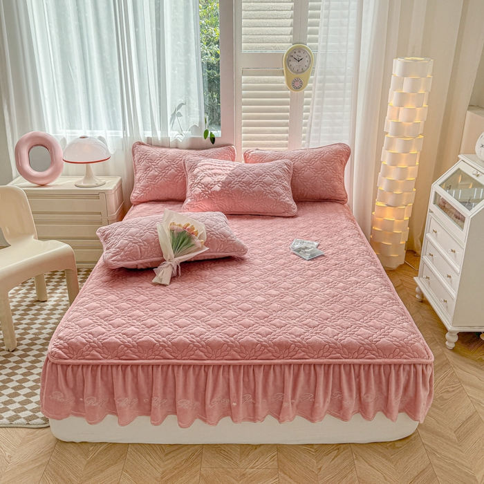 91家纺网 家纺一手货源 找家纺 布柔 2025新款加厚刺绣花边夹棉牛奶绒床裙款床笠 麦穗粉