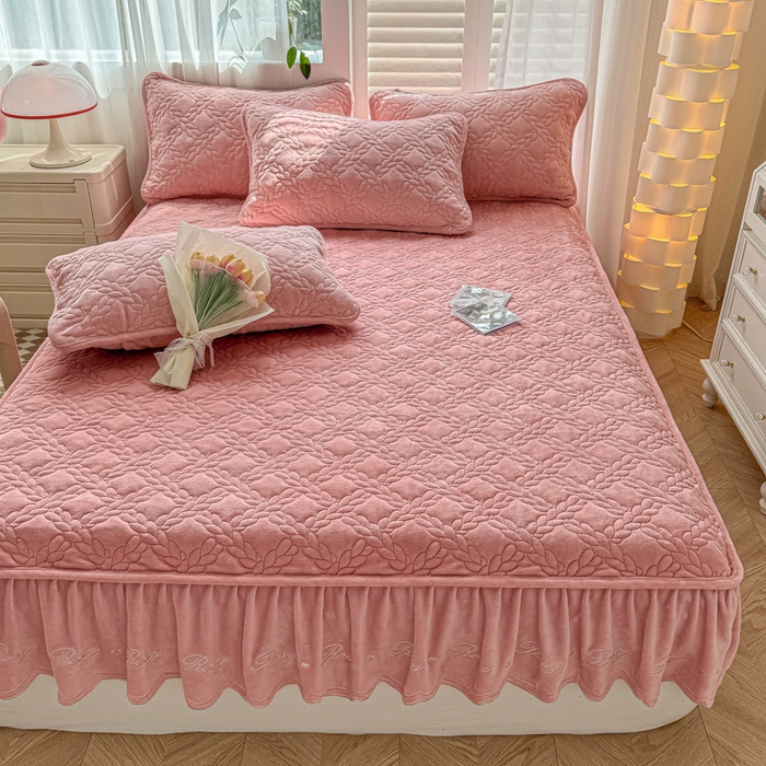 91家纺网 家纺一手货源 找家纺 布柔 2025新款加厚刺绣花边夹棉牛奶绒床裙款床笠 麦穗粉