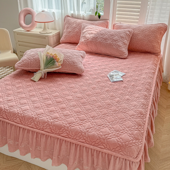 91家纺网 家纺一手货源 找家纺 布柔 2025新款加厚刺绣花边夹棉牛奶绒床裙款床笠 麦穗粉