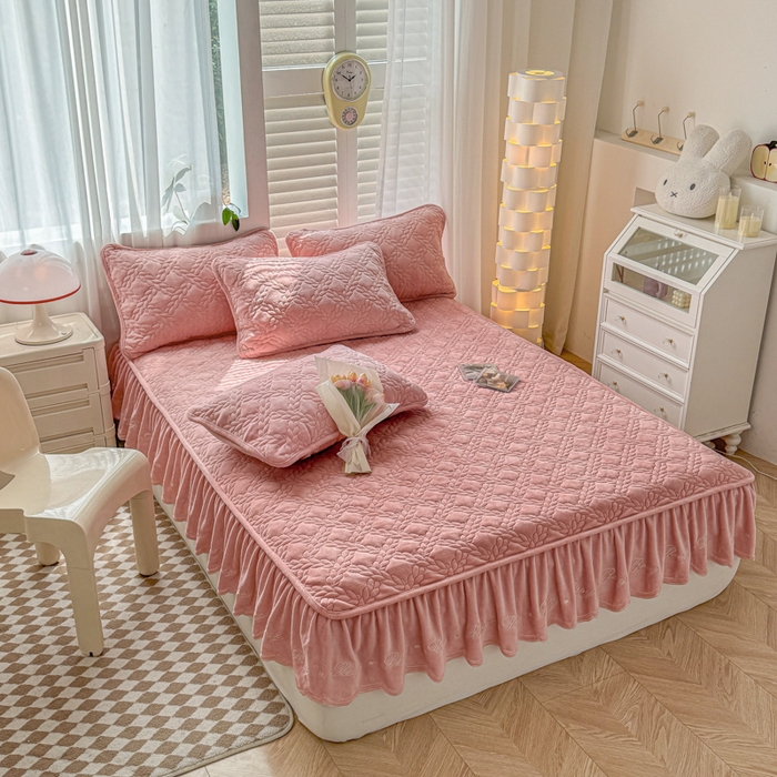 91家纺网 家纺一手货源 找家纺 布柔 2025新款加厚刺绣花边夹棉牛奶绒床裙款床笠 麦穗粉