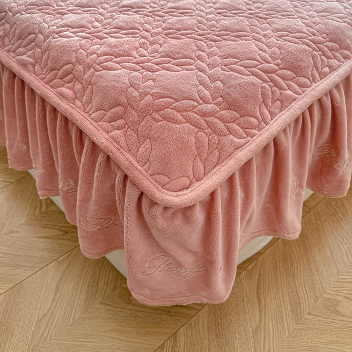 91家纺网 家纺一手货源 找家纺 布柔 2025新款加厚刺绣花边夹棉牛奶绒床裙款床笠 麦穗粉