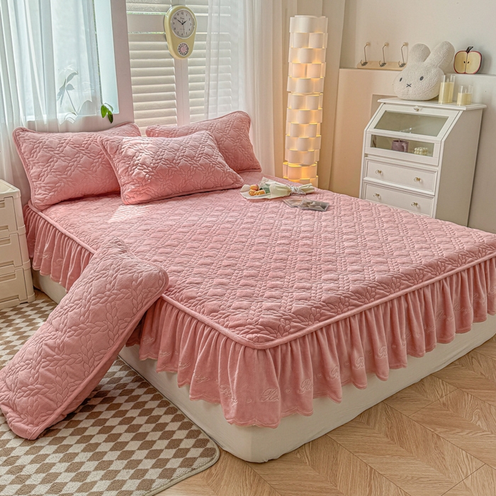 91家纺网 家纺一手货源 找家纺 布柔 2025新款加厚刺绣花边夹棉牛奶绒床裙款床笠 麦穗粉