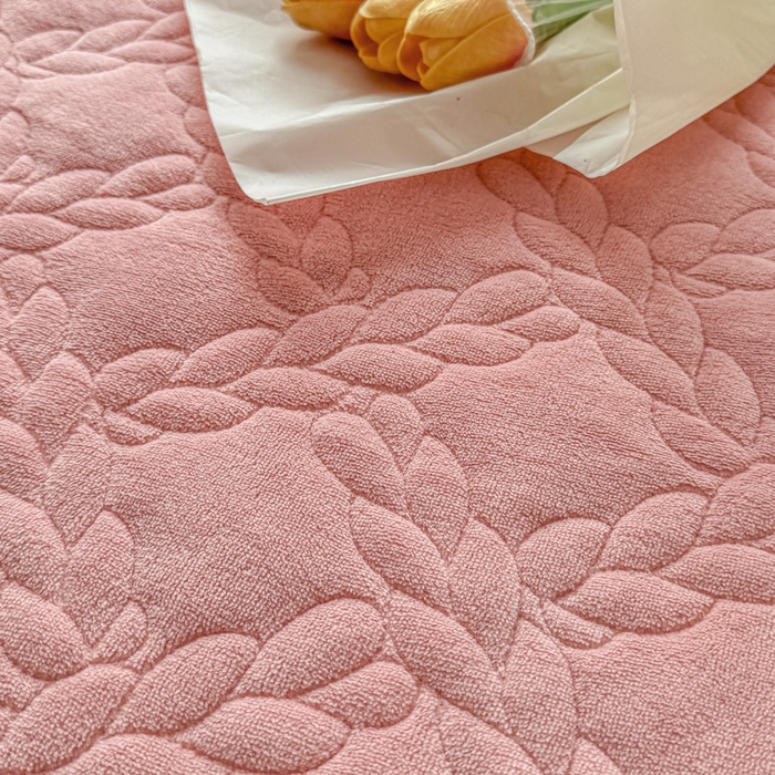 91家纺网 家纺一手货源 找家纺 布柔 2025新款加厚刺绣花边夹棉牛奶绒床裙款床笠 麦穗粉