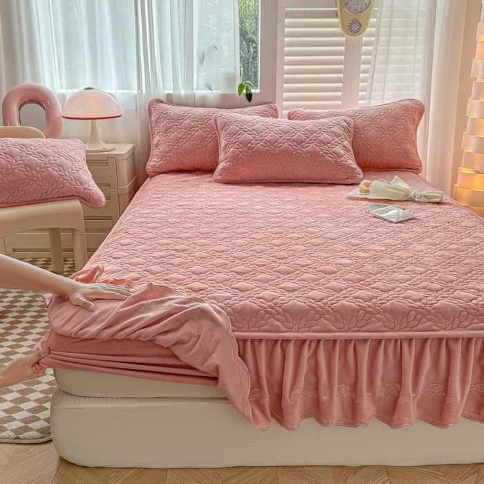 91家纺网 家纺一手货源 找家纺 布柔 2025新款加厚刺绣花边夹棉牛奶绒床裙款床笠 麦穗粉