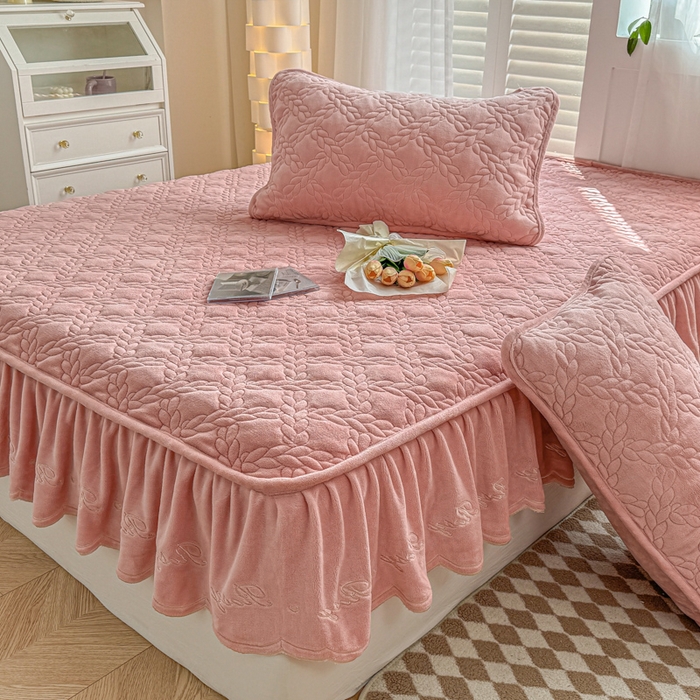 91家纺网 家纺一手货源 找家纺 布柔 2025新款加厚刺绣花边夹棉牛奶绒床裙款床笠 麦穗粉