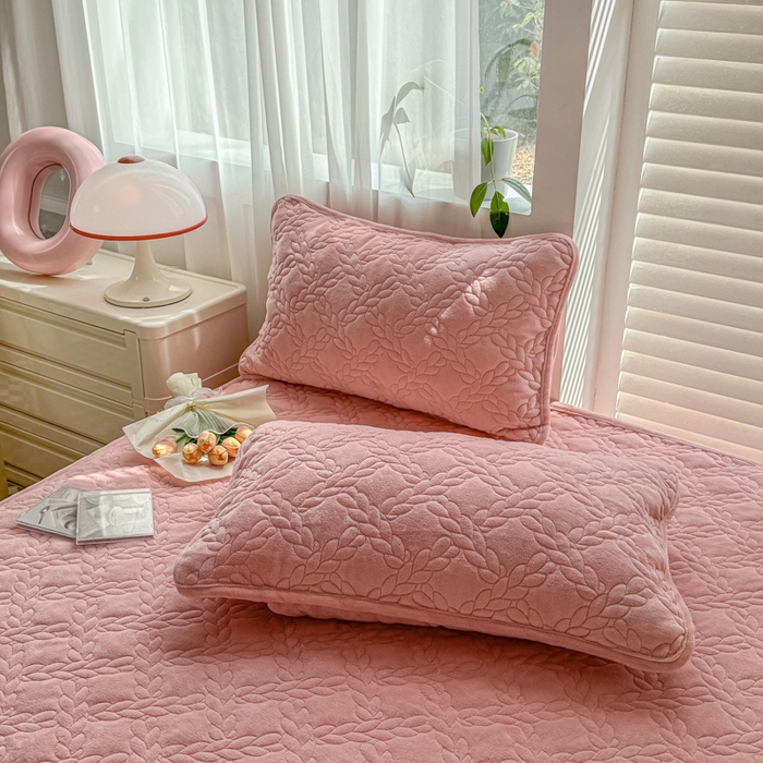 91家纺网 家纺一手货源 找家纺 布柔 2025新款加厚刺绣花边夹棉牛奶绒床裙款床笠 麦穗粉