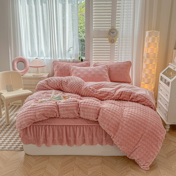 91家纺网 家纺一手货源 找家纺 布柔 2025新款加厚刺绣花边夹棉牛奶绒床裙款床笠 麦穗粉