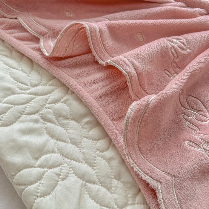 91家纺网 家纺一手货源 找家纺 布柔 2025新款加厚刺绣花边夹棉牛奶绒床裙款床笠 麦穗粉