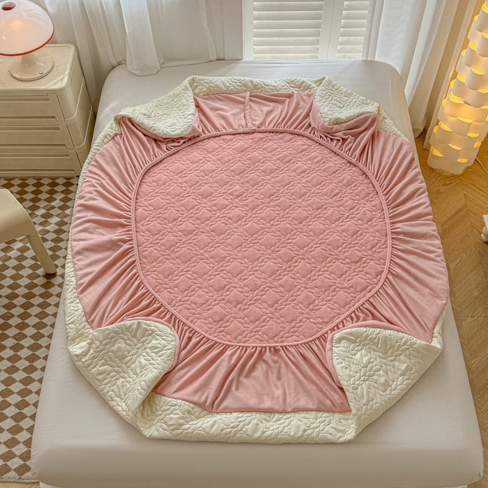 91家纺网 家纺一手货源 找家纺 布柔 2025新款加厚刺绣花边夹棉牛奶绒床裙款床笠 麦穗粉