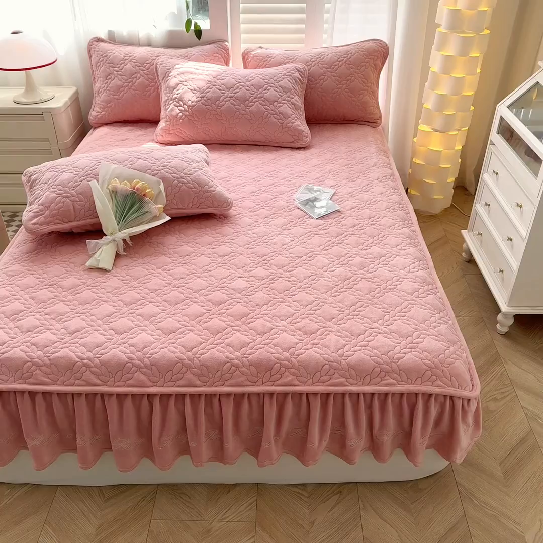 91家纺网 家纺一手货源 找家纺 布柔 2025新款加厚刺绣花边夹棉牛奶绒床裙款床笠 麦穗粉