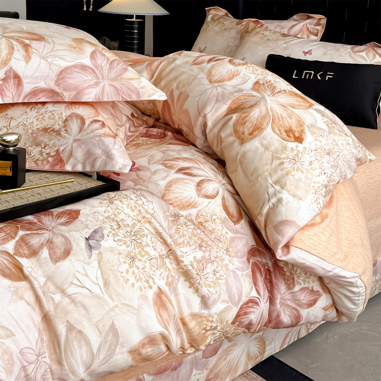 91家纺网 家纺一手货源 找家纺 蓝米卡夫 2025秋冬-全棉生态磨毛数码印花（礼盒包装）提供买家秀 炫彩蝶舞