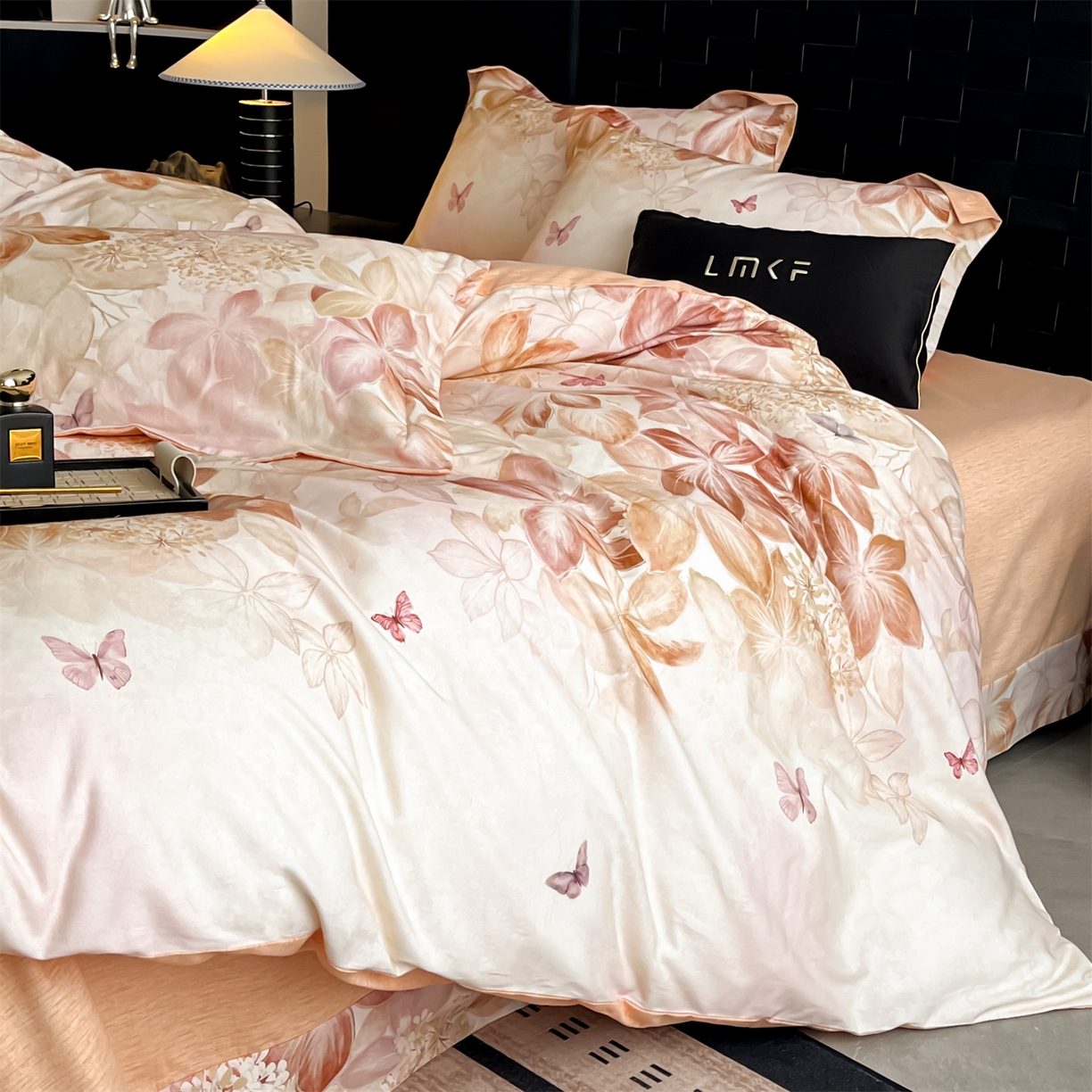 91家纺网 家纺一手货源 找家纺 蓝米卡夫 2025秋冬-全棉生态磨毛数码印花（礼盒包装）提供买家秀 炫彩蝶舞