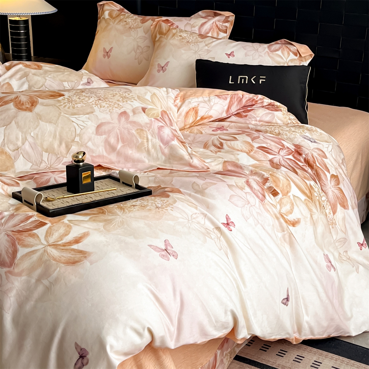 91家纺网 家纺一手货源 找家纺 蓝米卡夫 2025秋冬-全棉生态磨毛数码印花（礼盒包装）提供买家秀 炫彩蝶舞