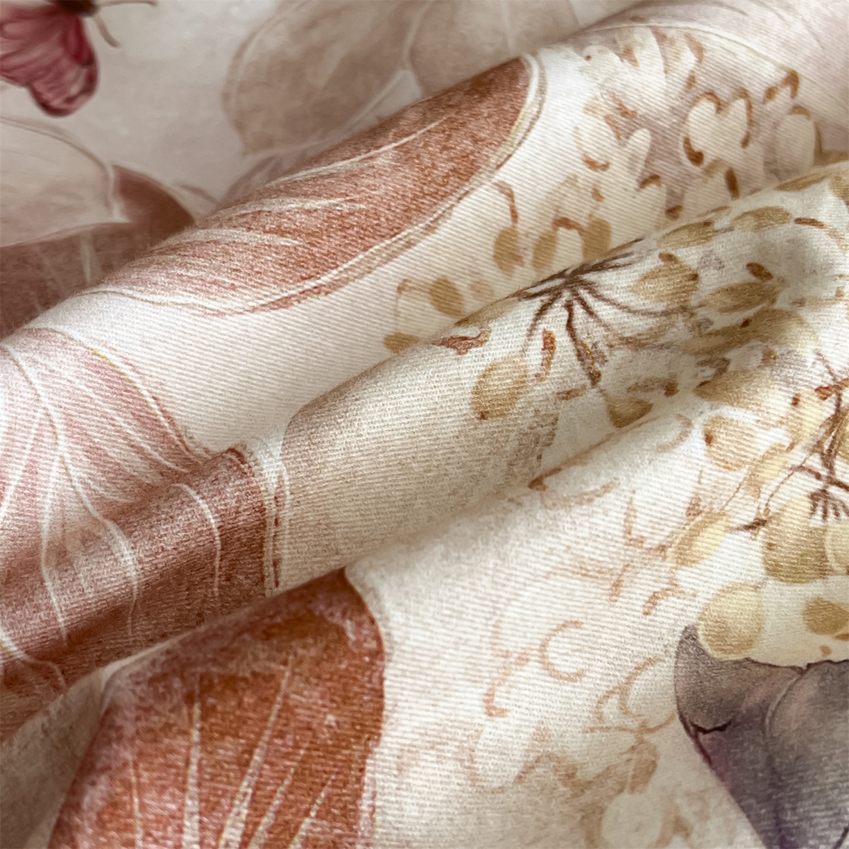 91家纺网 家纺一手货源 找家纺 蓝米卡夫 2025秋冬-全棉生态磨毛数码印花（礼盒包装）提供买家秀 炫彩蝶舞