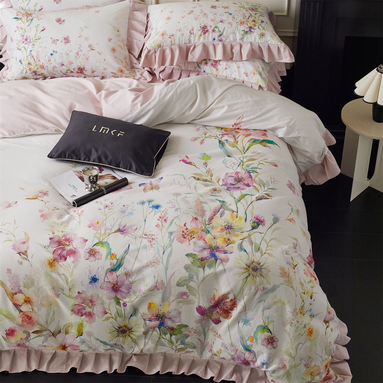 91家纺网 家纺一手货源 找家纺 蓝米卡夫 2025秋冬-全棉生态磨毛数码印花-大版花边（礼盒包装）-拍摄风格1 提供买家秀 可可托海-杏粉