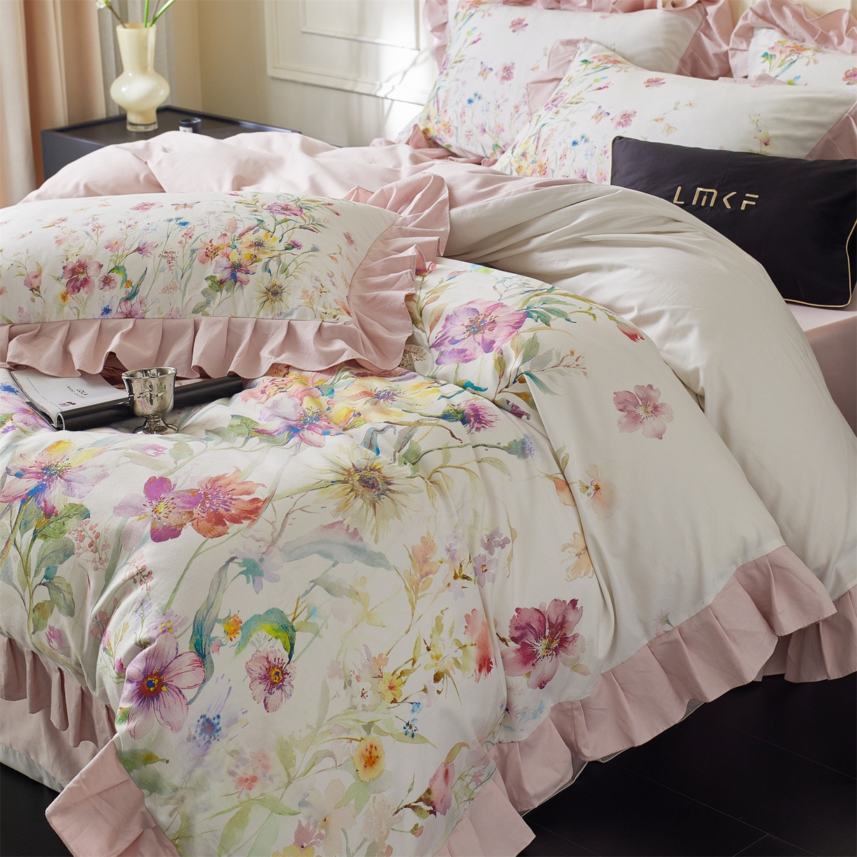 91家纺网 家纺一手货源 找家纺 蓝米卡夫 2025秋冬-全棉生态磨毛数码印花-大版花边（礼盒包装）-拍摄风格1 提供买家秀 可可托海-杏粉