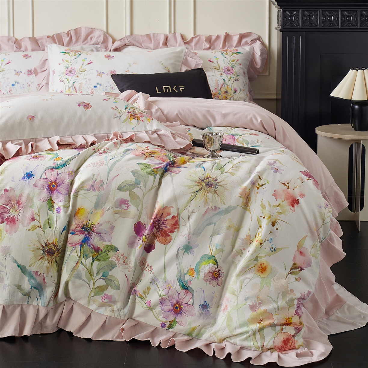 91家纺网 家纺一手货源 找家纺 蓝米卡夫 2025秋冬-全棉生态磨毛数码印花-大版花边（礼盒包装）-拍摄风格1 提供买家秀 可可托海-杏粉