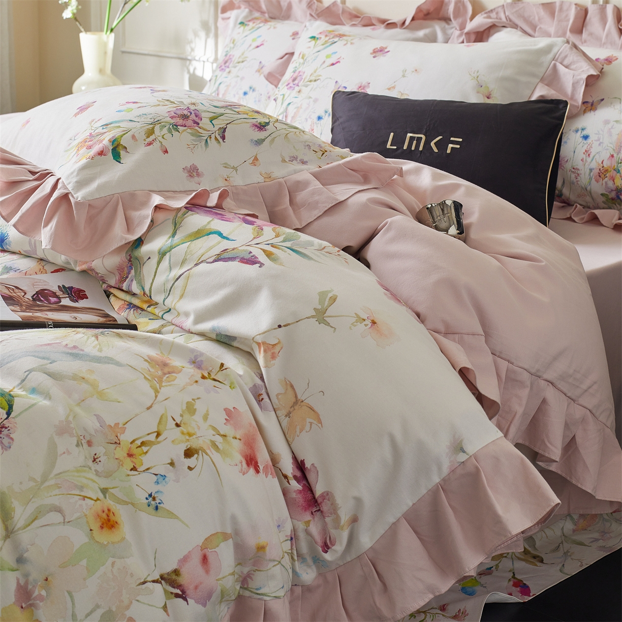 91家纺网 家纺一手货源 找家纺 蓝米卡夫 2025秋冬-全棉生态磨毛数码印花-大版花边（礼盒包装）-拍摄风格1 提供买家秀 可可托海-杏粉