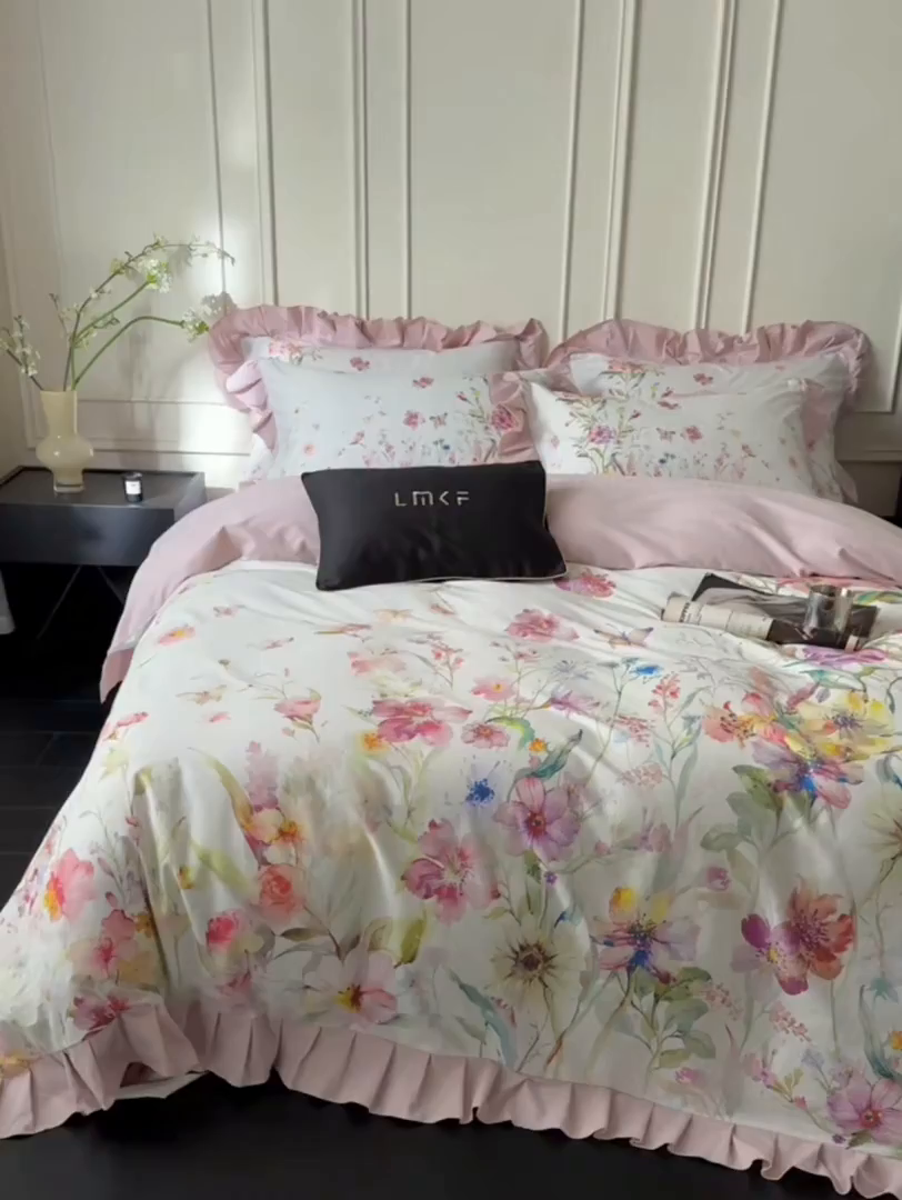 91家纺网 家纺一手货源 找家纺 蓝米卡夫 2025秋冬-全棉生态磨毛数码印花-大版花边（礼盒包装）-拍摄风格1 提供买家秀 可可托海-杏粉