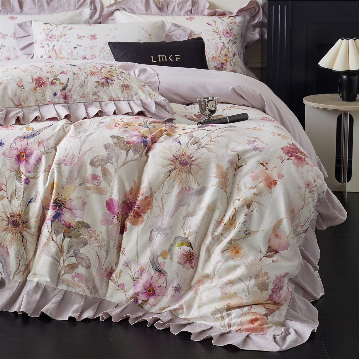 91家纺网 家纺一手货源 找家纺 蓝米卡夫 2025秋冬-全棉生态磨毛数码印花-大版花边（礼盒包装）-拍摄风格1 提供买家秀 可可托海-淡紫