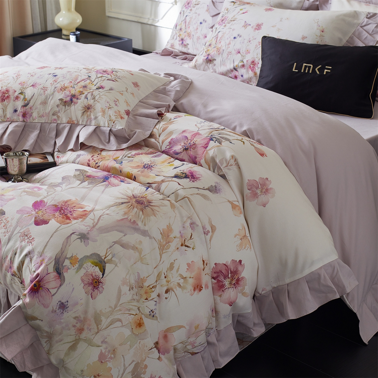 91家纺网 家纺一手货源 找家纺 蓝米卡夫 2025秋冬-全棉生态磨毛数码印花-大版花边（礼盒包装）-拍摄风格1 提供买家秀 可可托海-淡紫