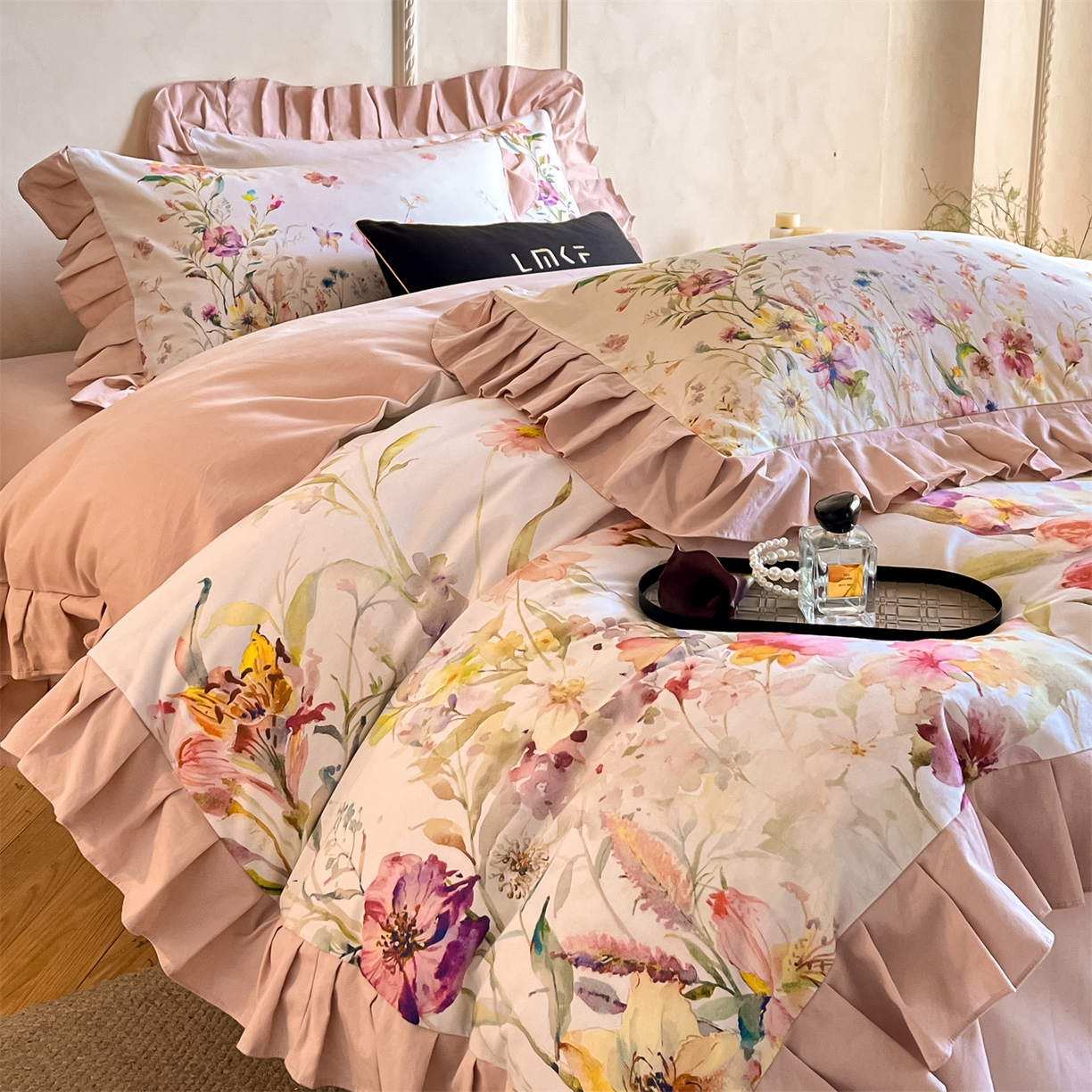 91家纺网 家纺一手货源 找家纺 （总）蓝米卡夫 2025秋冬-全棉生态磨毛数码印花-大版花边（礼盒包装）-拍摄风格2 提供买家秀