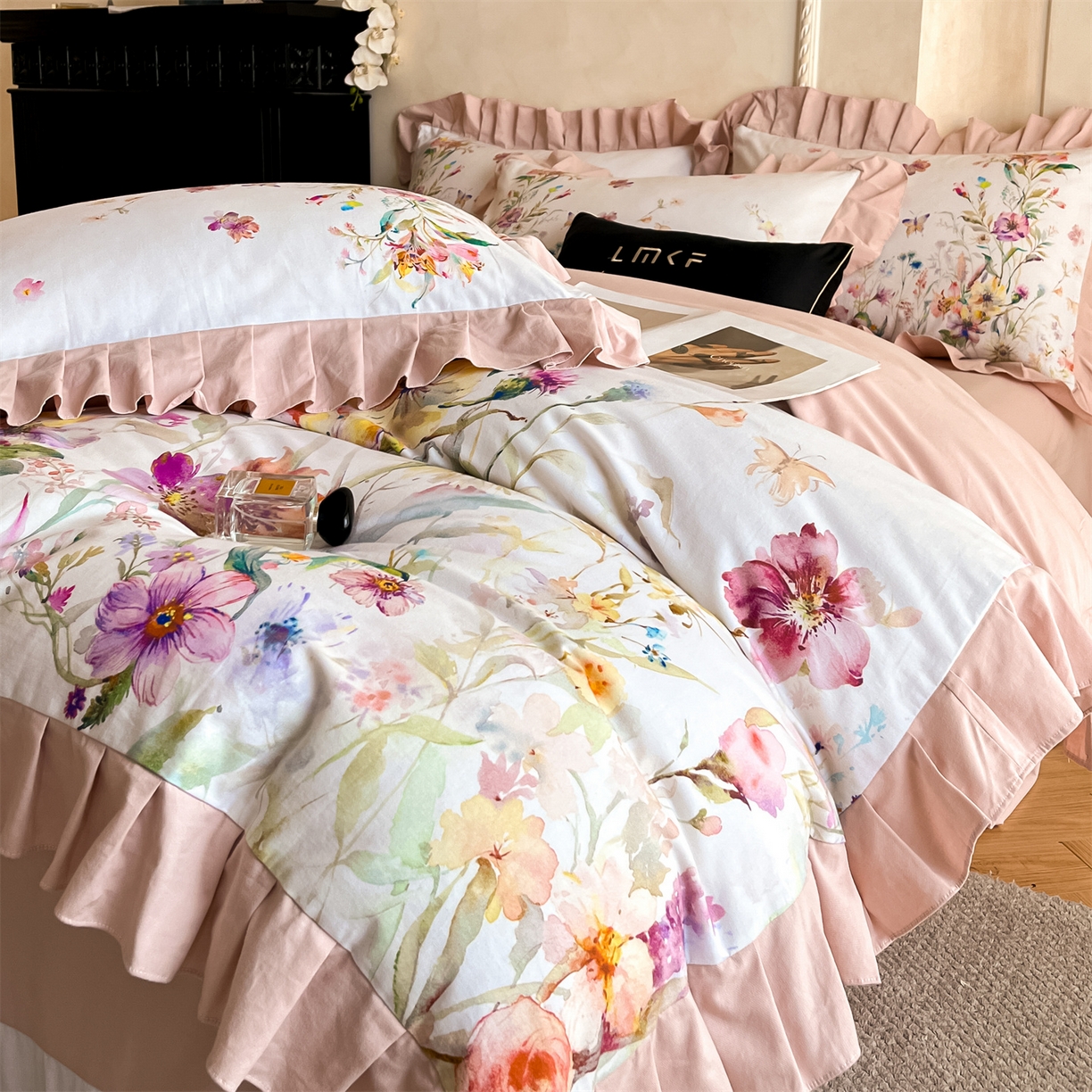 91家纺网 家纺一手货源 找家纺 蓝米卡夫 2025秋冬-全棉生态磨毛数码印花-大版花边（礼盒包装）-拍摄风格2 提供买家秀 可可托海-杏粉