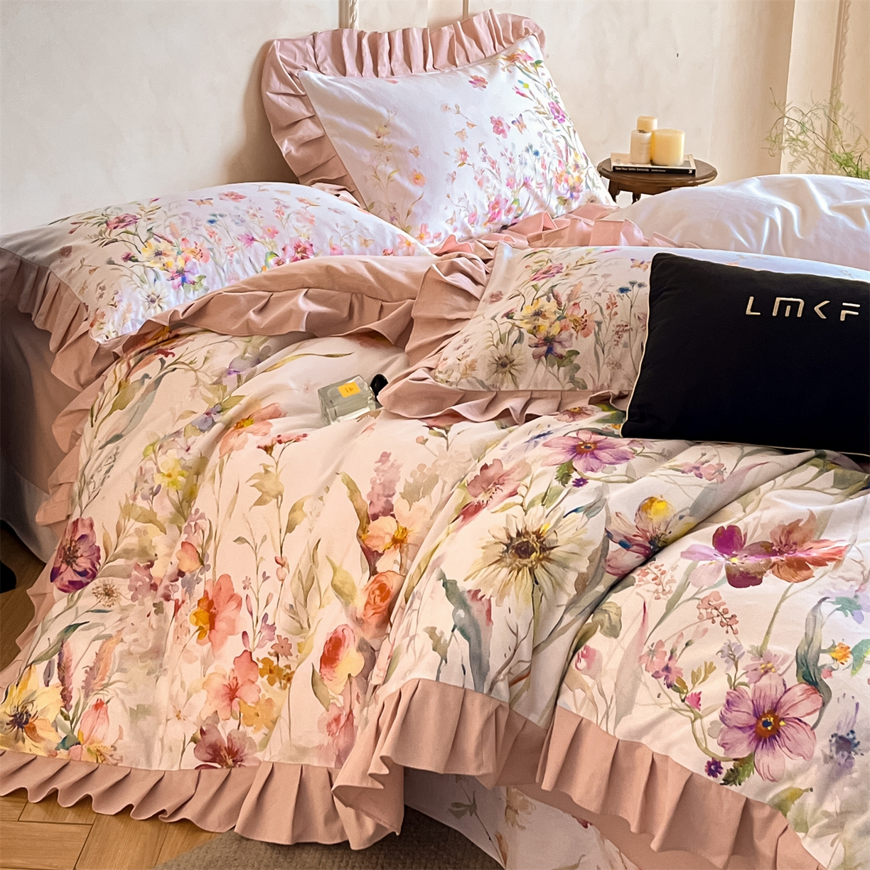 91家纺网 家纺一手货源 找家纺 蓝米卡夫 2025秋冬-全棉生态磨毛数码印花-大版花边（礼盒包装）-拍摄风格2 提供买家秀 可可托海-杏粉