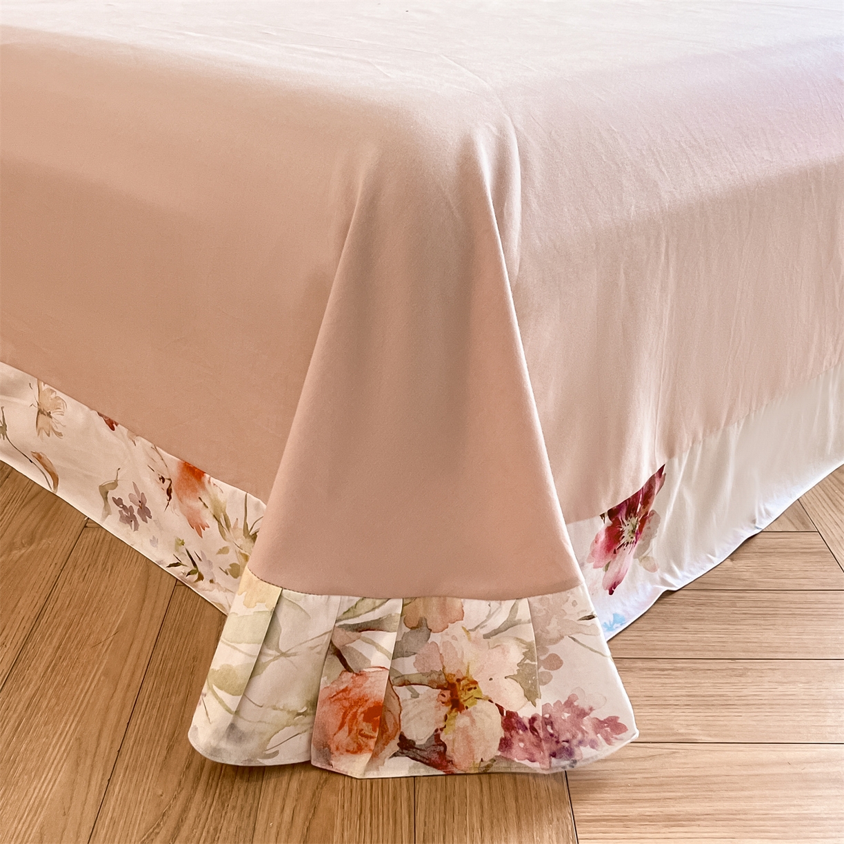 91家纺网 家纺一手货源 找家纺 蓝米卡夫 2025秋冬-全棉生态磨毛数码印花-大版花边（礼盒包装）-拍摄风格2 提供买家秀 可可托海-杏粉